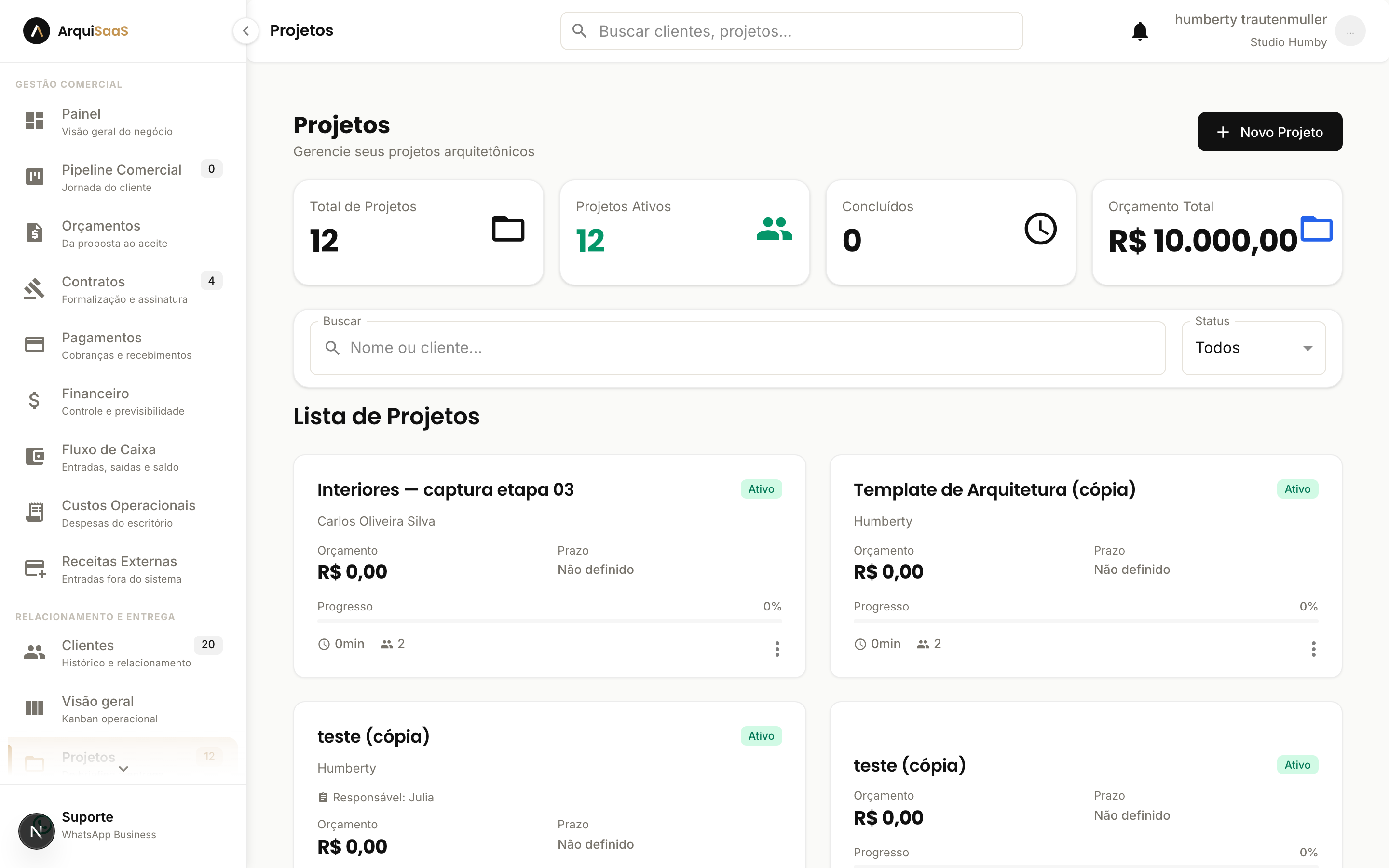 Lista de projetos no ArquiSaaS: totais, busca e cards da operação.