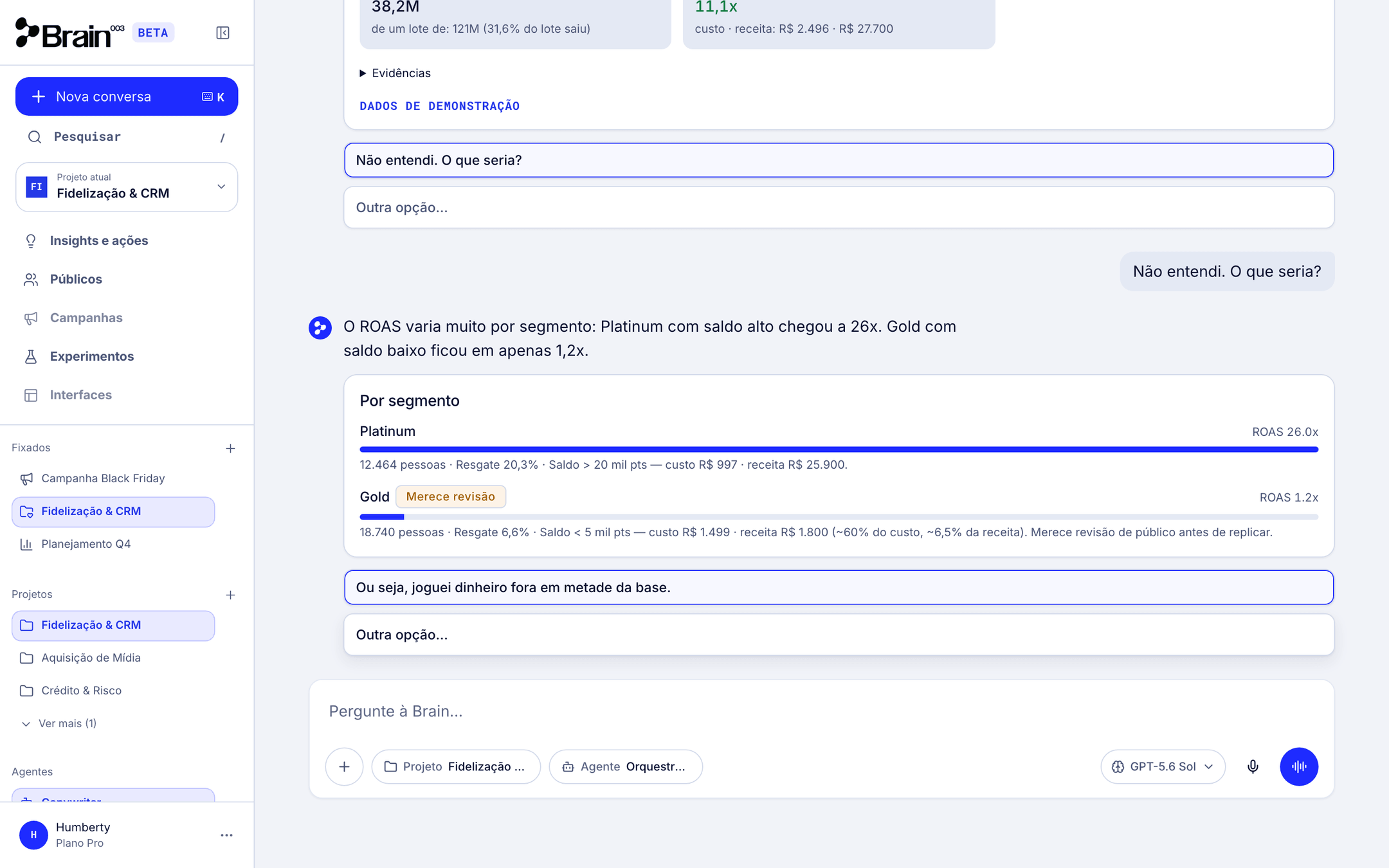 Conversa de análise de campanha: a Brain explica que o ROAS varia por segmento e mostra o card Por segmento, com Platinum em ROAS 26x e Gold em 1,2x marcado como Merece revisão.