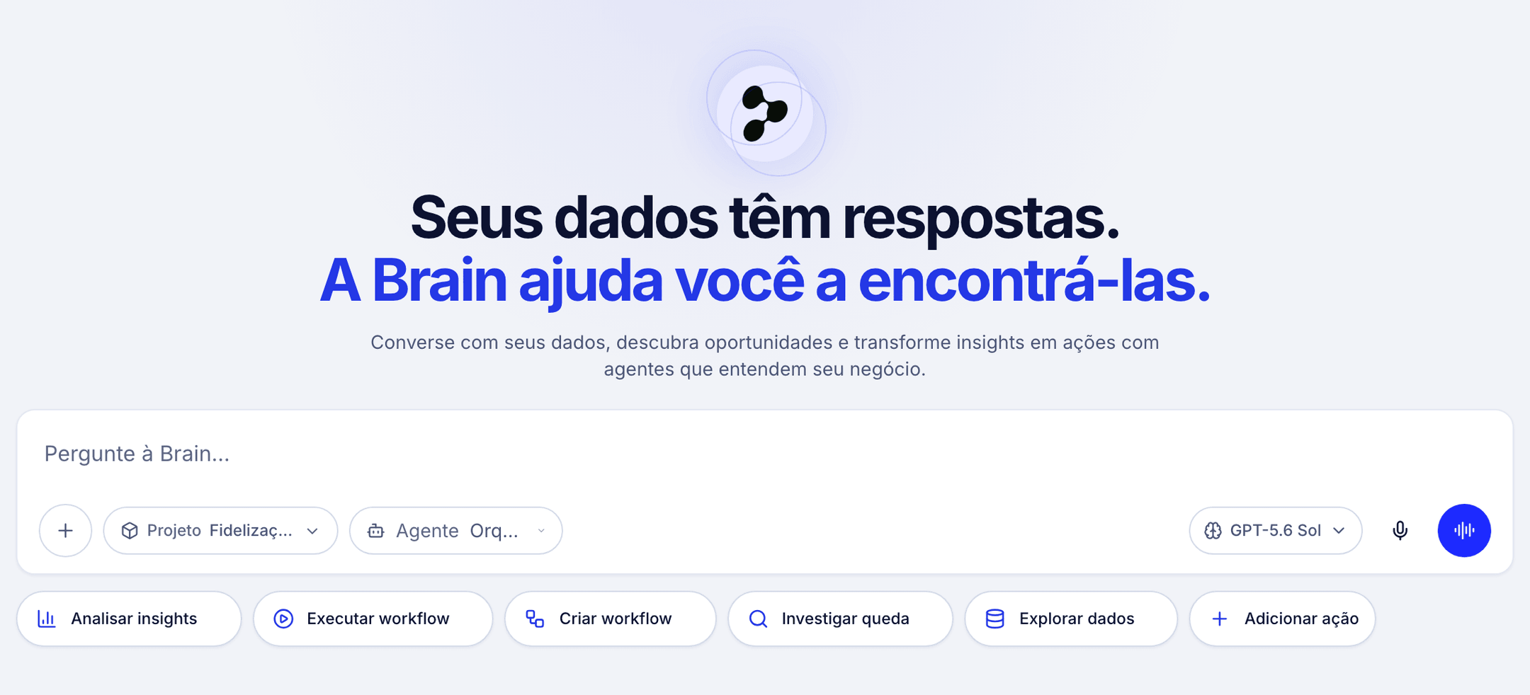 Home conversacional da Brain 003 com a mensagem “Seus dados têm respostas”, composer com seletores de projeto, agente e modelo, e ações sugeridas.