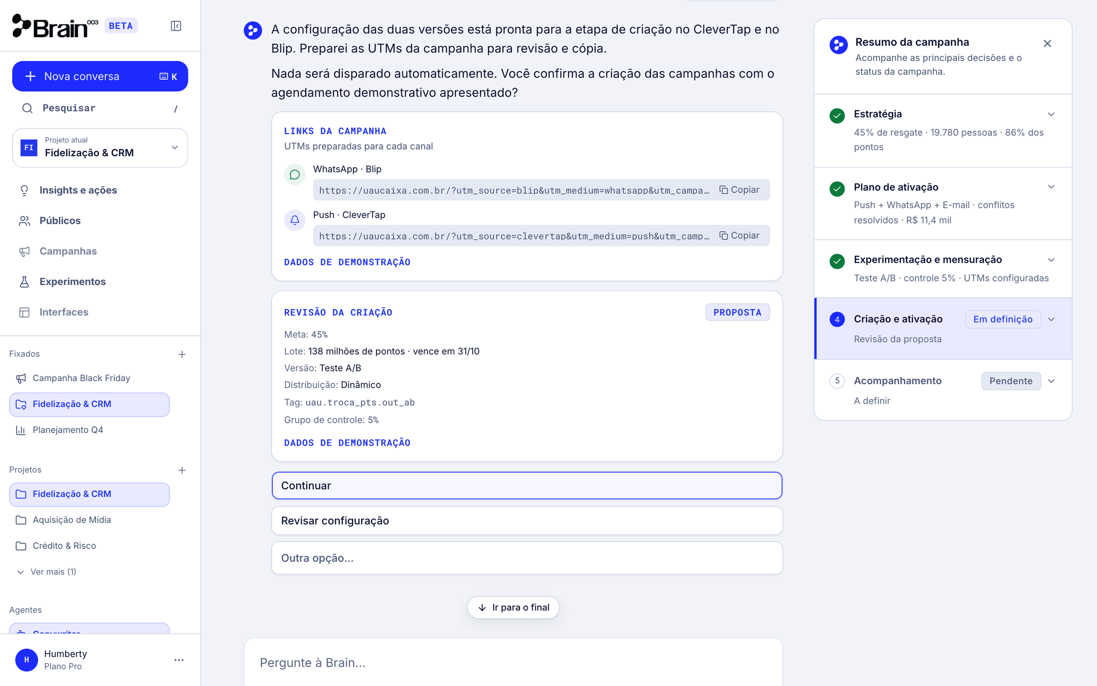 Conversa de criação de campanha com os cards Links da campanha e Revisão da criação, e o drawer Resumo da campanha com Estratégia, Plano de ativação e Experimentação concluídos e Criação e ativação em definição.